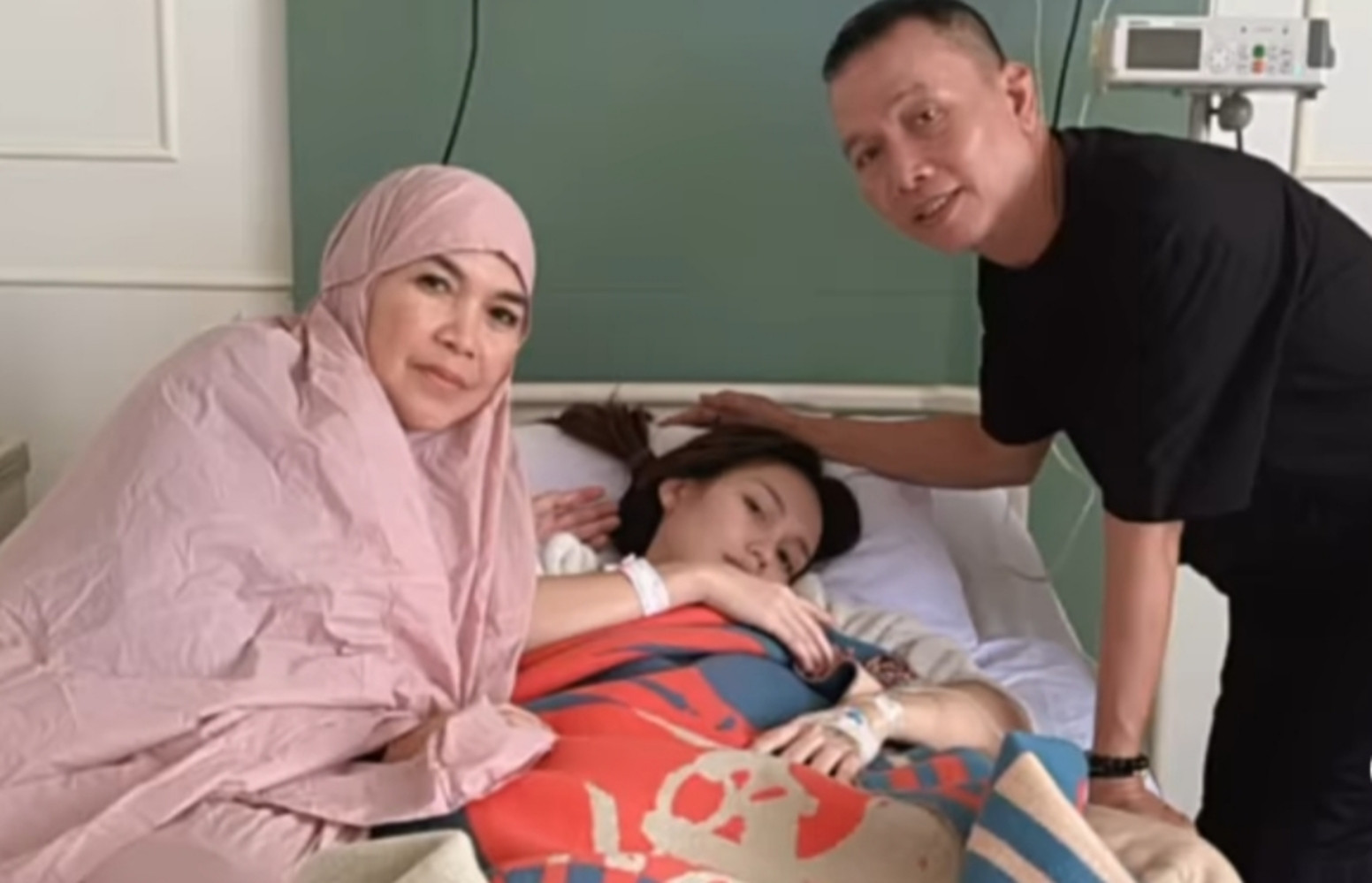 Ayu Ting Ting dilarikan ke RS.