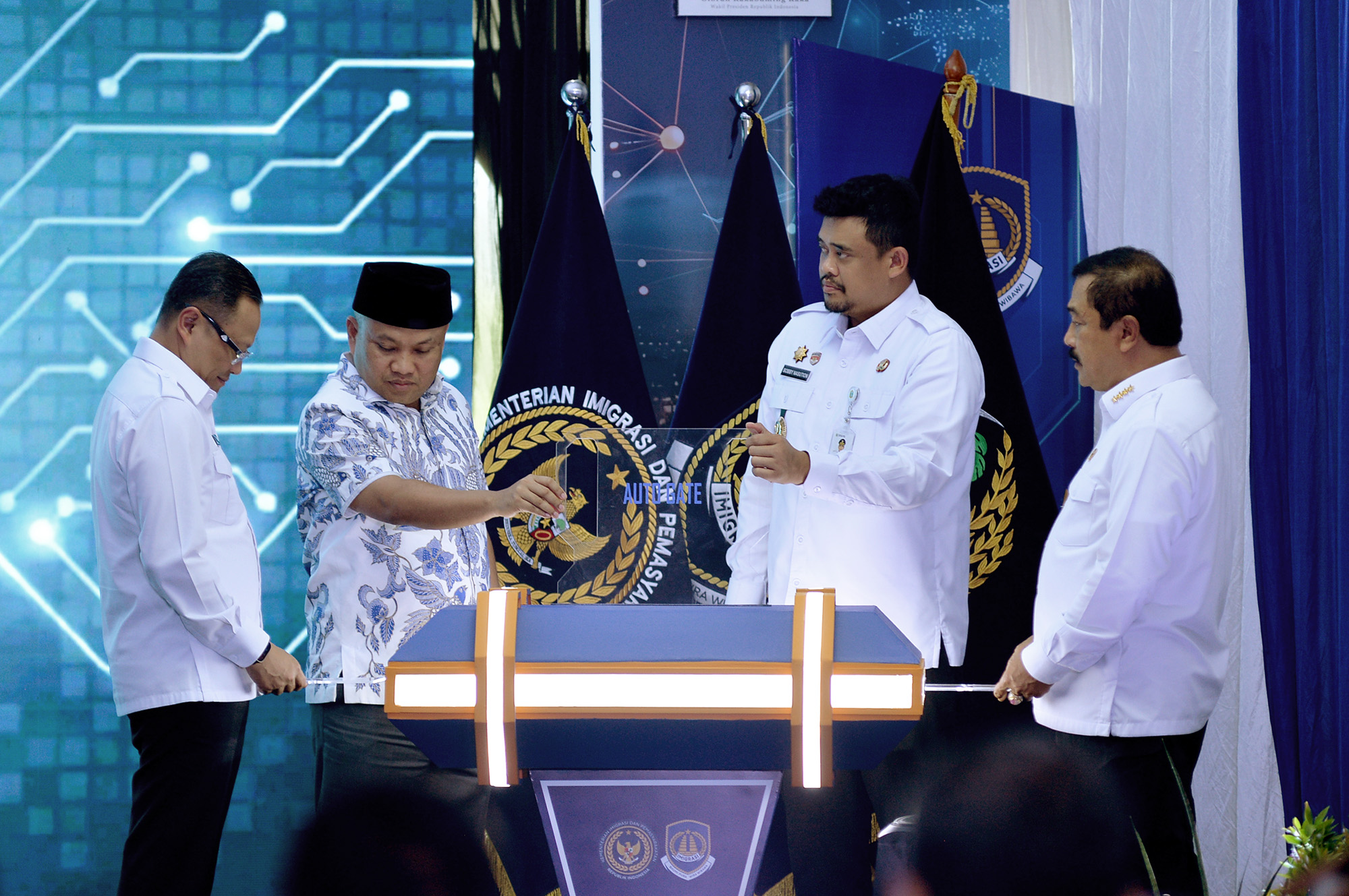 Gubernur Sumatera Utara (Sumut) Bobby Nasution bersama Menteri Imigrasi dan Pemasyarakatan Republik Indonesia Agus Andrianto turut meresmikan Autogate Imigrasi di Terminal kedatangan internasional.