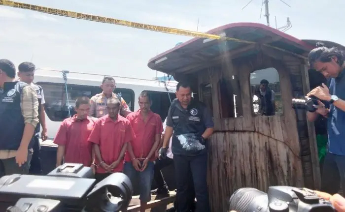Penangkapan tiga tersangka penyelundungan bersama barang bukti ribuan vape liquid.