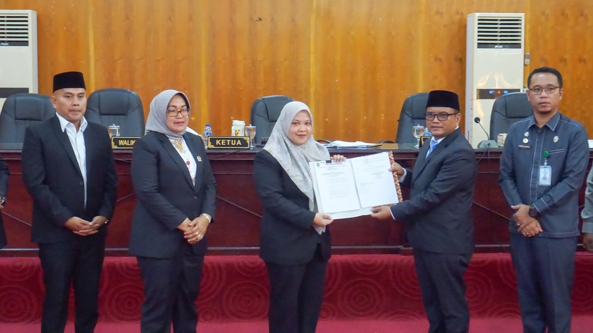 Wali Kota Letnan Dalimunthe menerima rekomendasi DPRD atas LKPJ Wali Kota T.A 2024 di ruang rapat Paripurna Gedung DPRD Padangsidimpuan.
