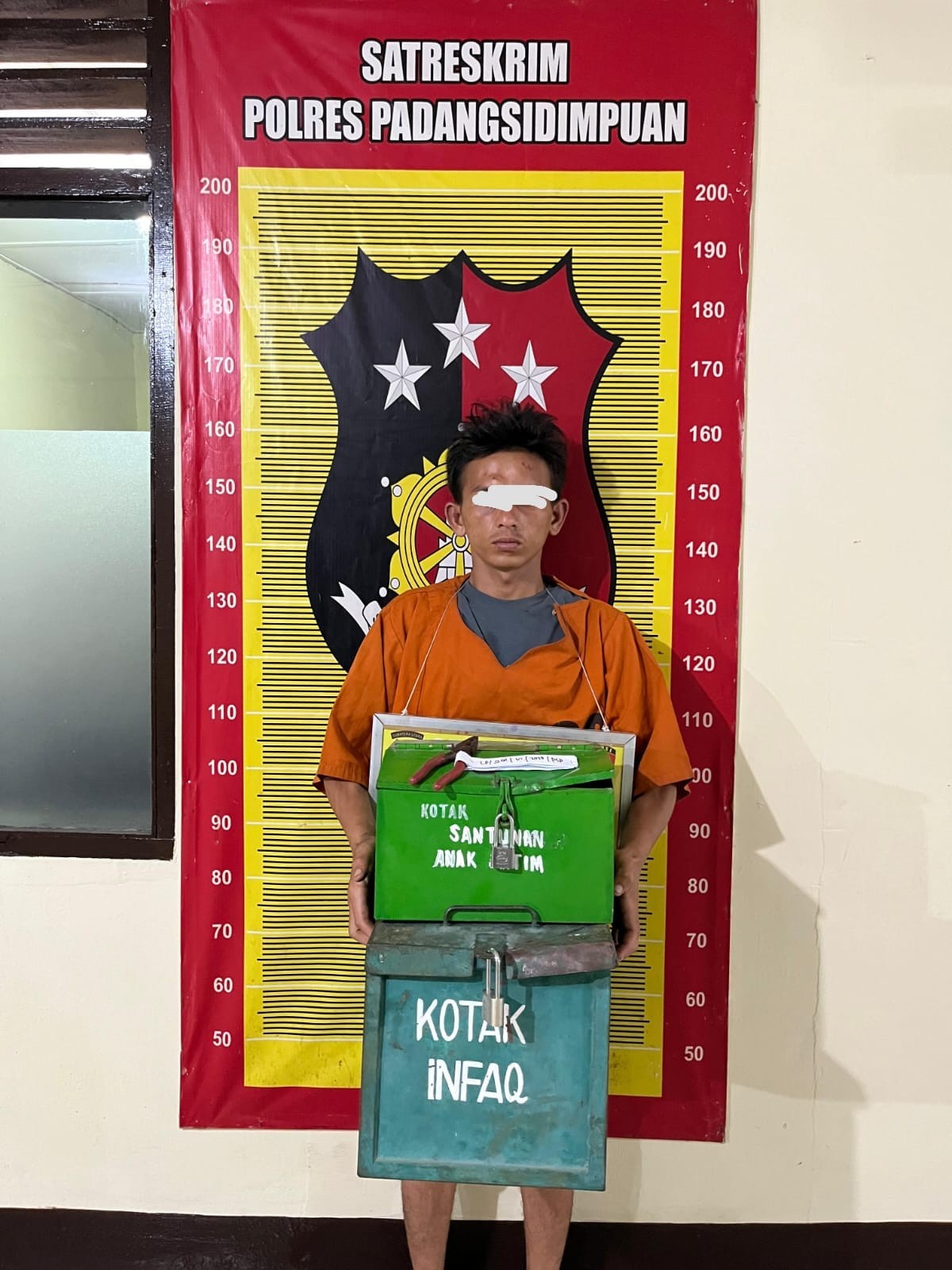 Tersangka pencuri kotak amal diamankan polisi.