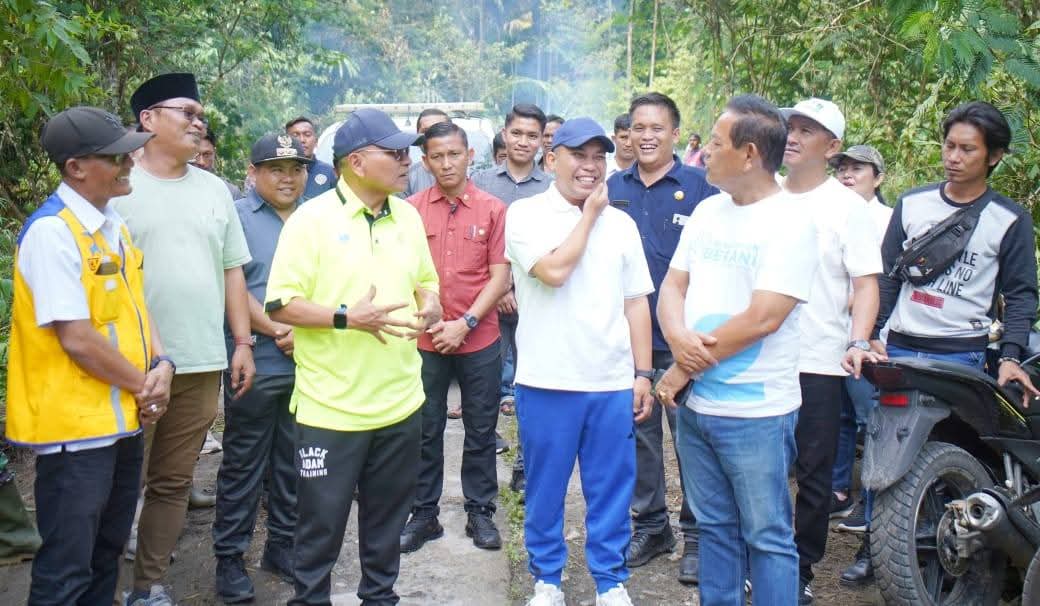 Bupati Simalungun Dr H Anton Achmad Saragih bersama Wakil Bupati Benny Gusman Sinaga memimpin gotong royong membersihkan ruas Jalan Raya-Silou Kahean, Rabu (25/6/2025).