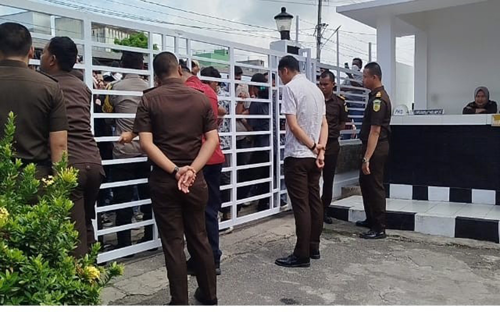 Aliansi Pemersatu Kota Padangsidimpuan melakukan aksi unjuk rasa di Kantor Kejari Padangsidimpuan.