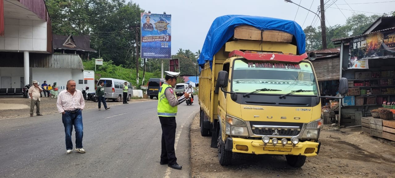 Satlantas Polres Tapanuli Selatan lakukan sosialisasi dan pendataan kendaraan ODOL, Selasa (24/6/2025).