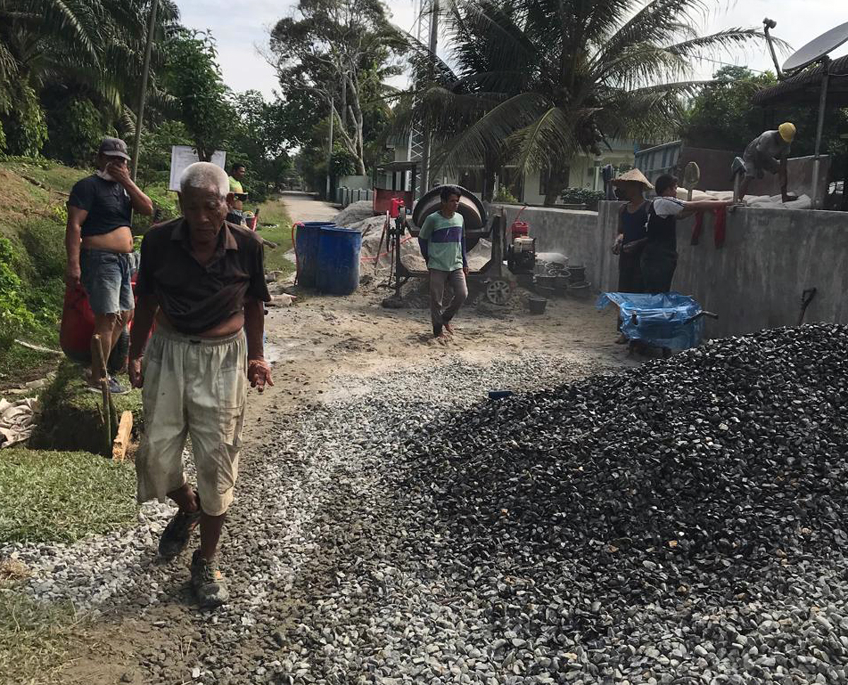 Pembangunan rabat beton di Huta Lias, Desa Mekar Bahalat, Kecamatan Jawa Maraja Bah Jambi, Simalungun, yang disambut antusias warga.