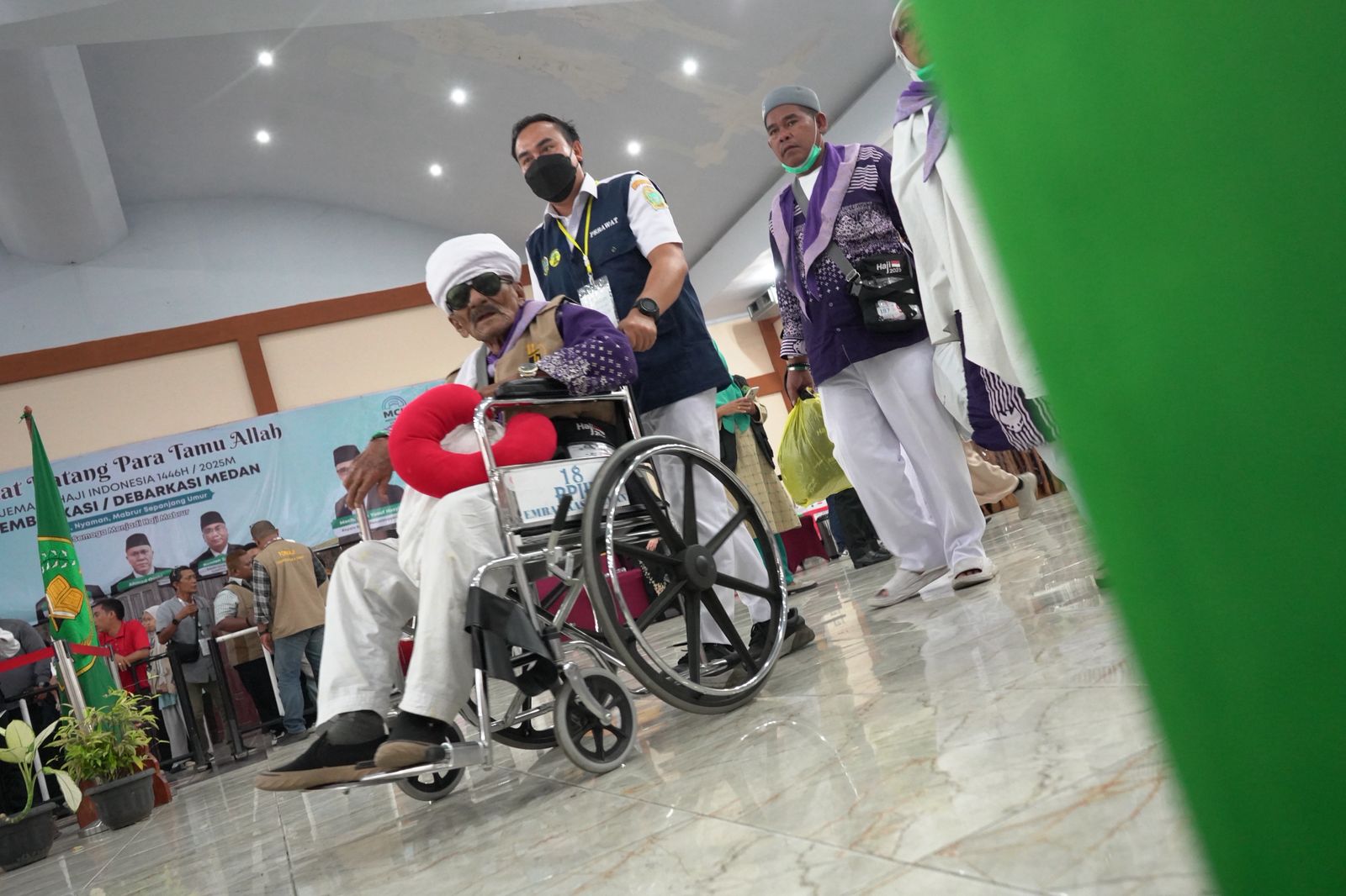Ketua PPIH Debarkasi Medan Ahmad Qosbi bersama Bupati Batubara Baharuddin Siagian menyambut kedatangan jemaah haji Kloter 12 di Aula Madinatul Hujjaj Asrama Haji Medan, Rabu (25/6/2025).