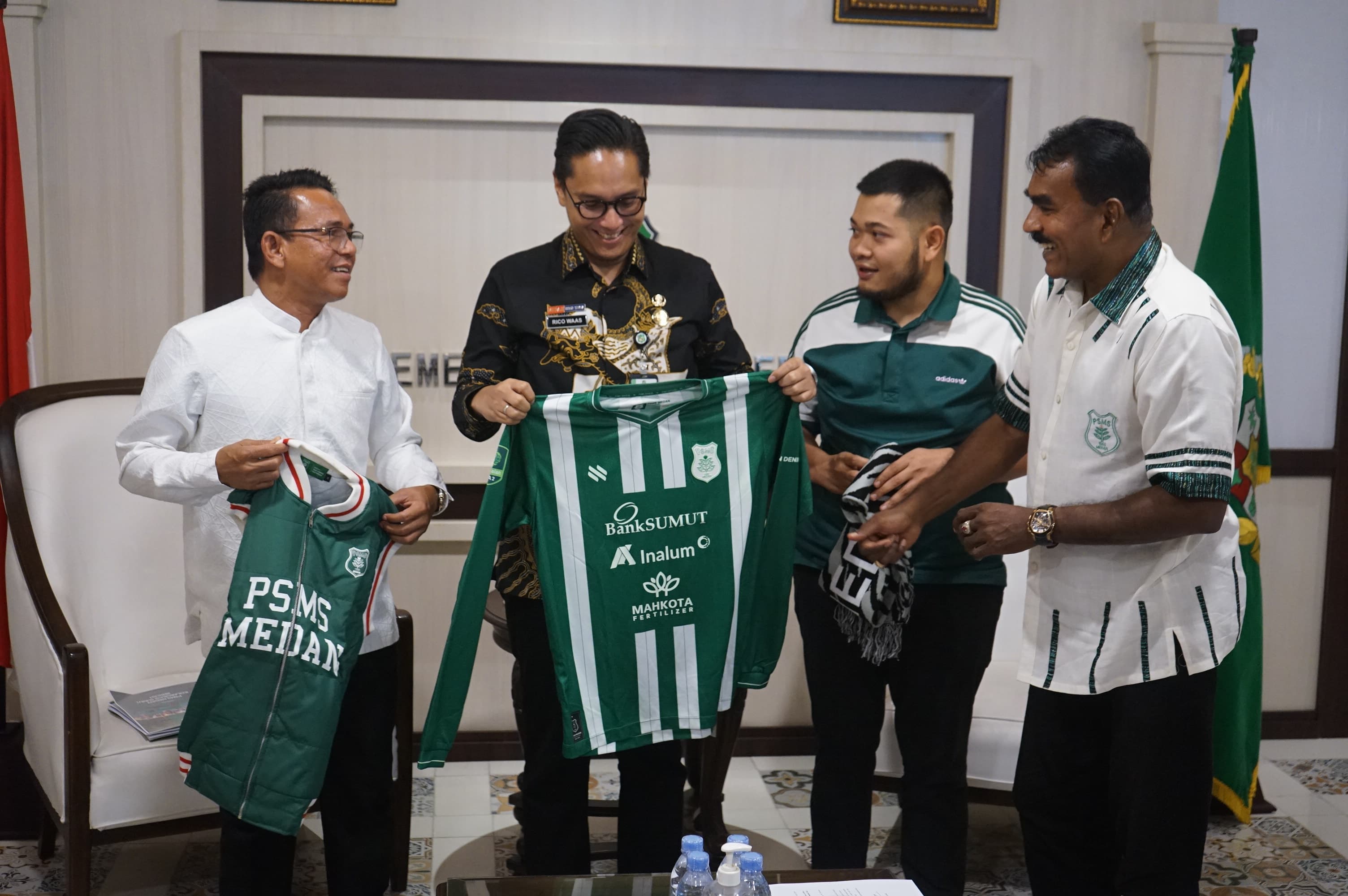 Wali Kota Medan Rico Tri Putra Bayu Waas saat menerima audiensi manajemen PSMS di Balai Kota Medan, Kamis (26/6/2025), menyatakan dukungan penuh untuk klub kebanggaan warga Medan.