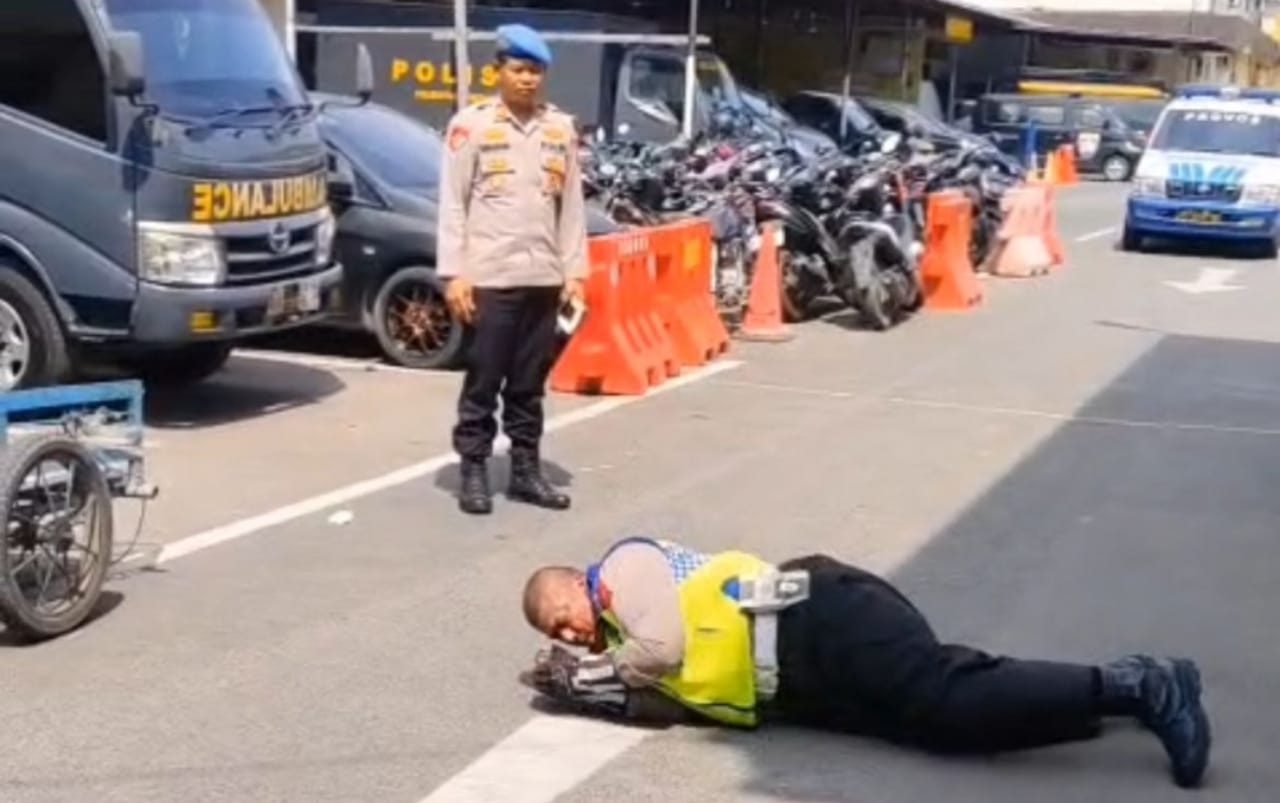 Oknum Satlantas Polrestabes Medan saat diamankan usai tertangkap kamera melakukan pungli di kawasan Jalan Palang Merah.