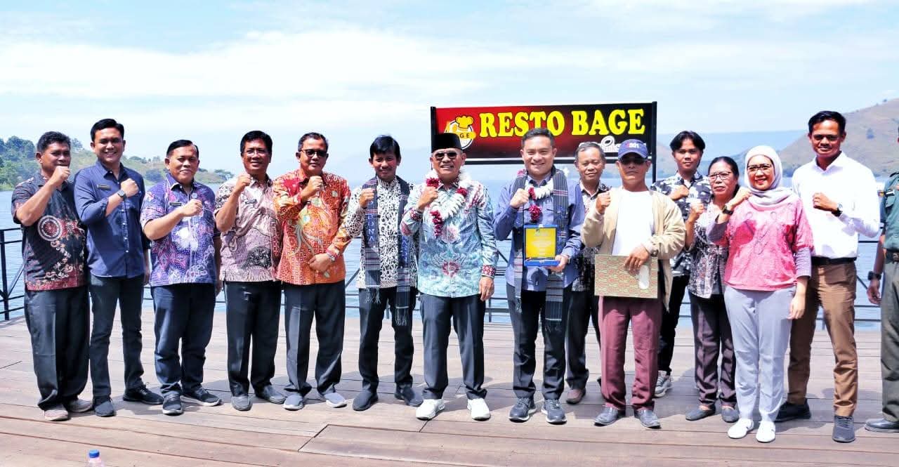 Bupati Simalungun, Anton Achmad Saragih, didampingi jajaran Pemkab dan perwakilan PT Bank Sumut foto bersama usai meresmikan restoran terapung di perairan Danau Toba, Kamis (26/6/2025).