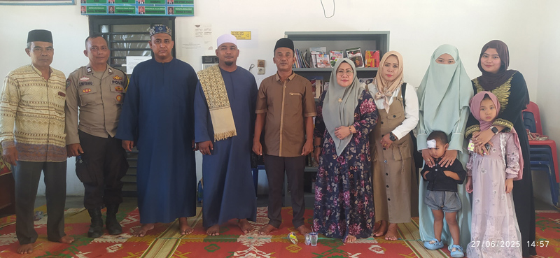 Perwakilan pengurus Infaq Pasar Gelugur Rantauprapat berfoto bersama seusai membagikan santunan kepada anak yatim di Kantor Kelurahan Pulo Padang.
