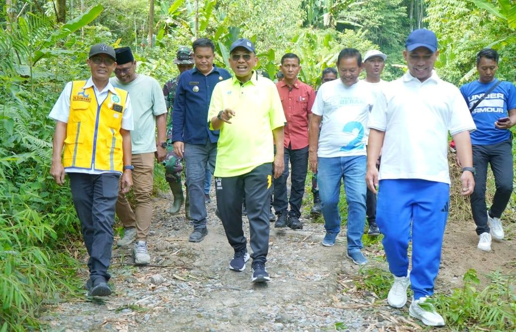 Bupati Simalungun Anton Achmad Saragih dan Wakil Bupati Benny Gusman Sinaga menyusuri jalan penghubung Kecamatan Raya dengan Kecamatan Silou Kahean.