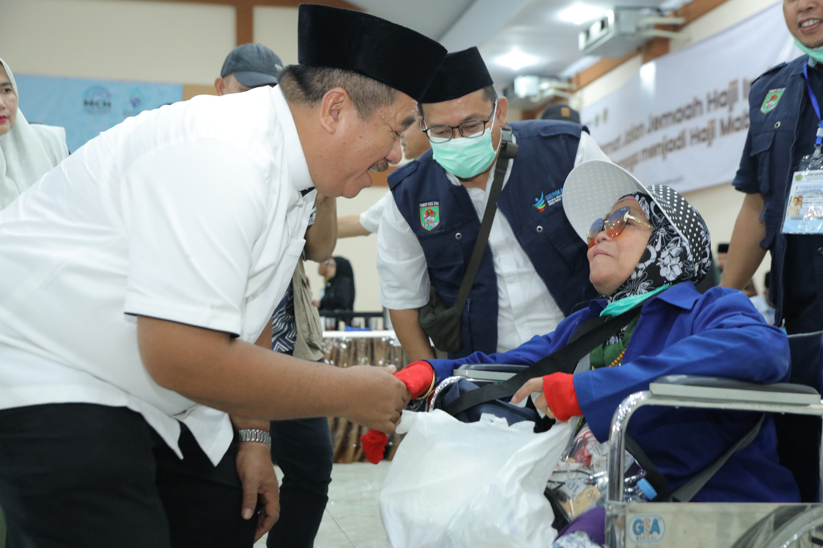Bupati Asahan, Taufik Zainal Abidin,  menjemput 2 jemaah haji asal Kabupaten Asahan yang tiba lebih dulu dari jemaah lainnya di embarkasi Medan.