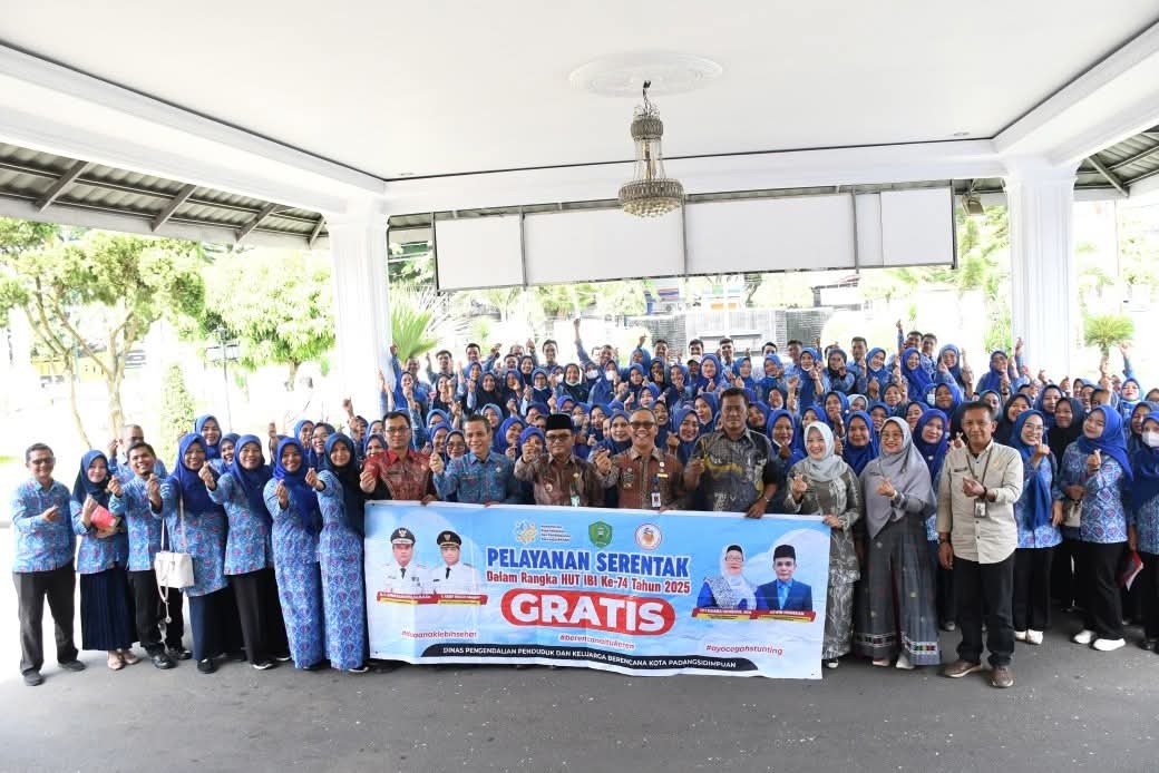 Foto: Wali Kota Padangsidimpuan H.Letnan Dalimunthe lepas kirab kinvoi ASN Penyuluh KB dan penyuluh lapangan di Halaman Kantor Wali Kota.