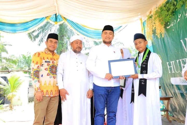 Bupati Labura Dr H Hendriyanto Sitorus pada pelaksanaan Wisuda Muffazh Akbar Pondok Miftahol Khoir Al-Marbawy, Marbau.
