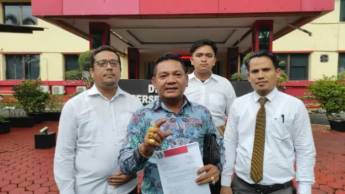 Kuasa hukum dari Asniar Sinaga saat membuat laporan ke Polda Sumut.