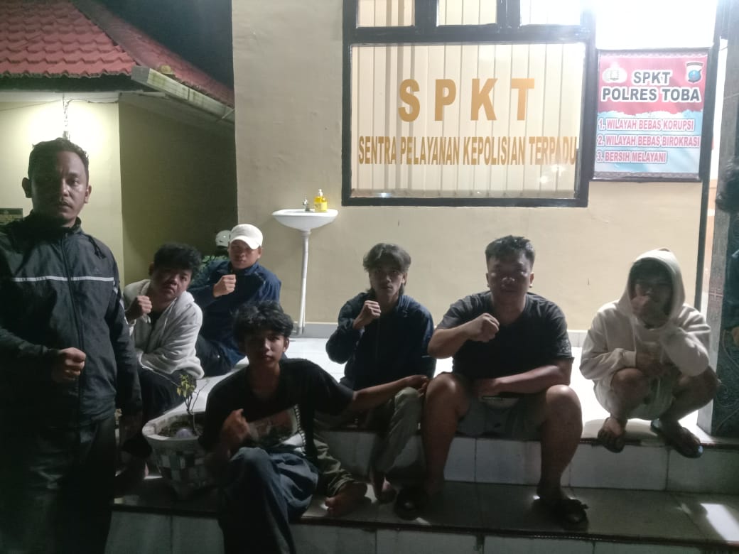 Keturunan Pomparan Oppu Gugun Sinurat saat membuat pengaduan.