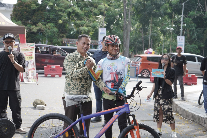 Wali Kota Pematangsiantar Wesly Silalahi SH MKn diwakili Sekretaris Daerah (Sekda) Junaedi Antonius Sitanggang menyambut para peserta Geobike Kaldera Toba&nbsp; yang finish di Kota Pematangsiantar.