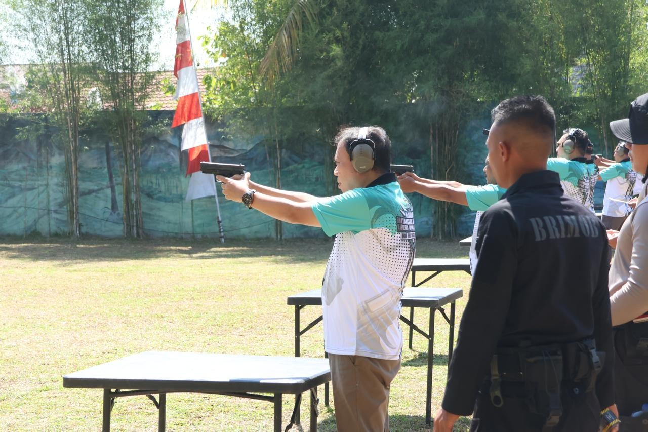 Wakil Bupati Tapsel H Jafar Syahbuddin Ritonga saat menghadiri kejuaraan menembak Kapolres Cup, HUT Bhayangkara ke-79 di Lapangan Tembak Wicaksana Laghawa.