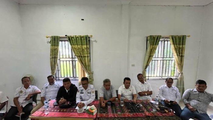 Suasana pertemuan para Ketua APDESI Samosir di Kantor Dinas Sosial dan PMD Samosir di Parbaba, Kecamatan Pangururan, Kabupaten Samosir.