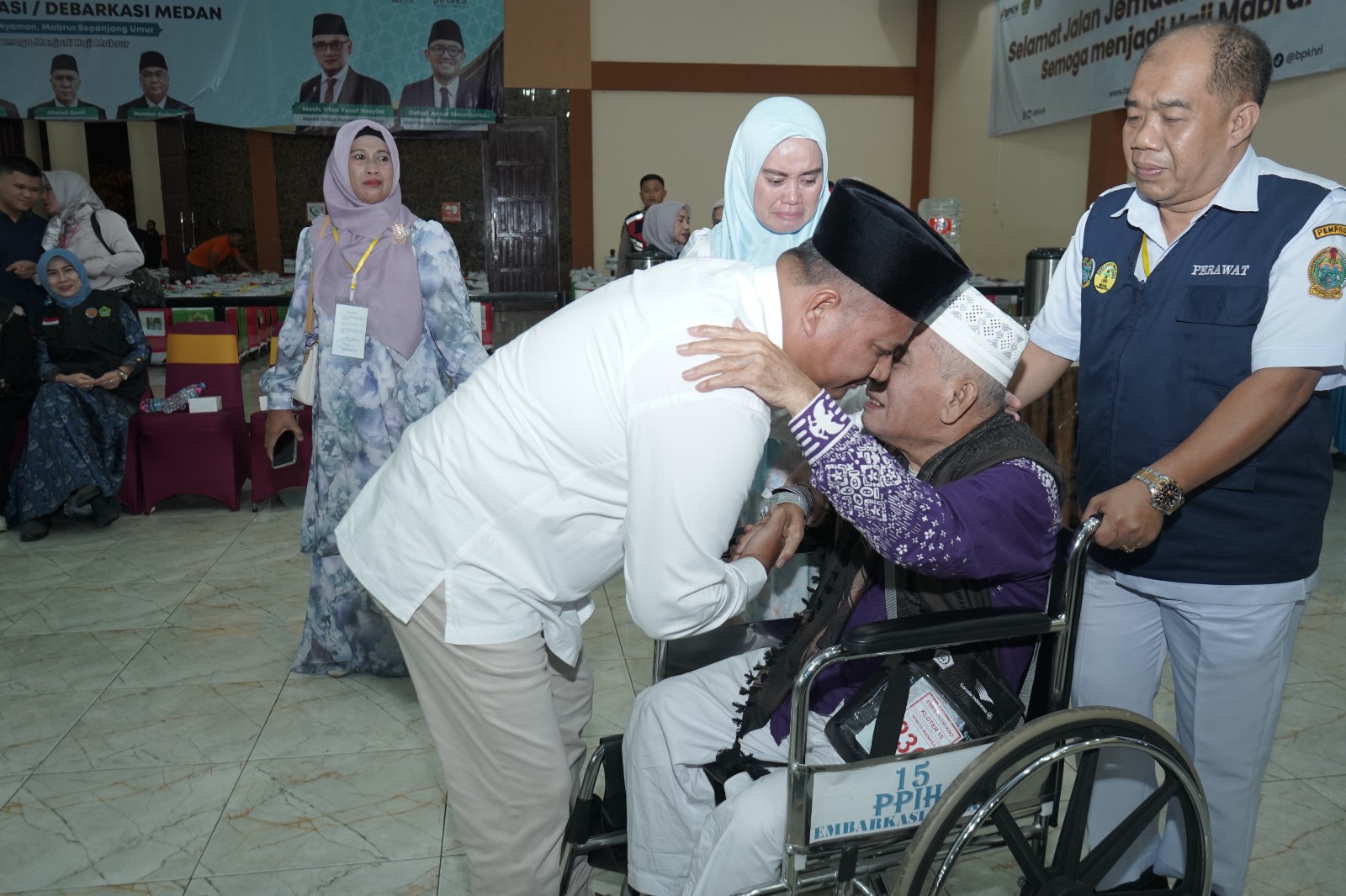 Wakil Bupati Asahan Rianto menyambut jamaah haji Kloter 15 di Asrama Haji Medan, Minggu malam (29/6/2025).