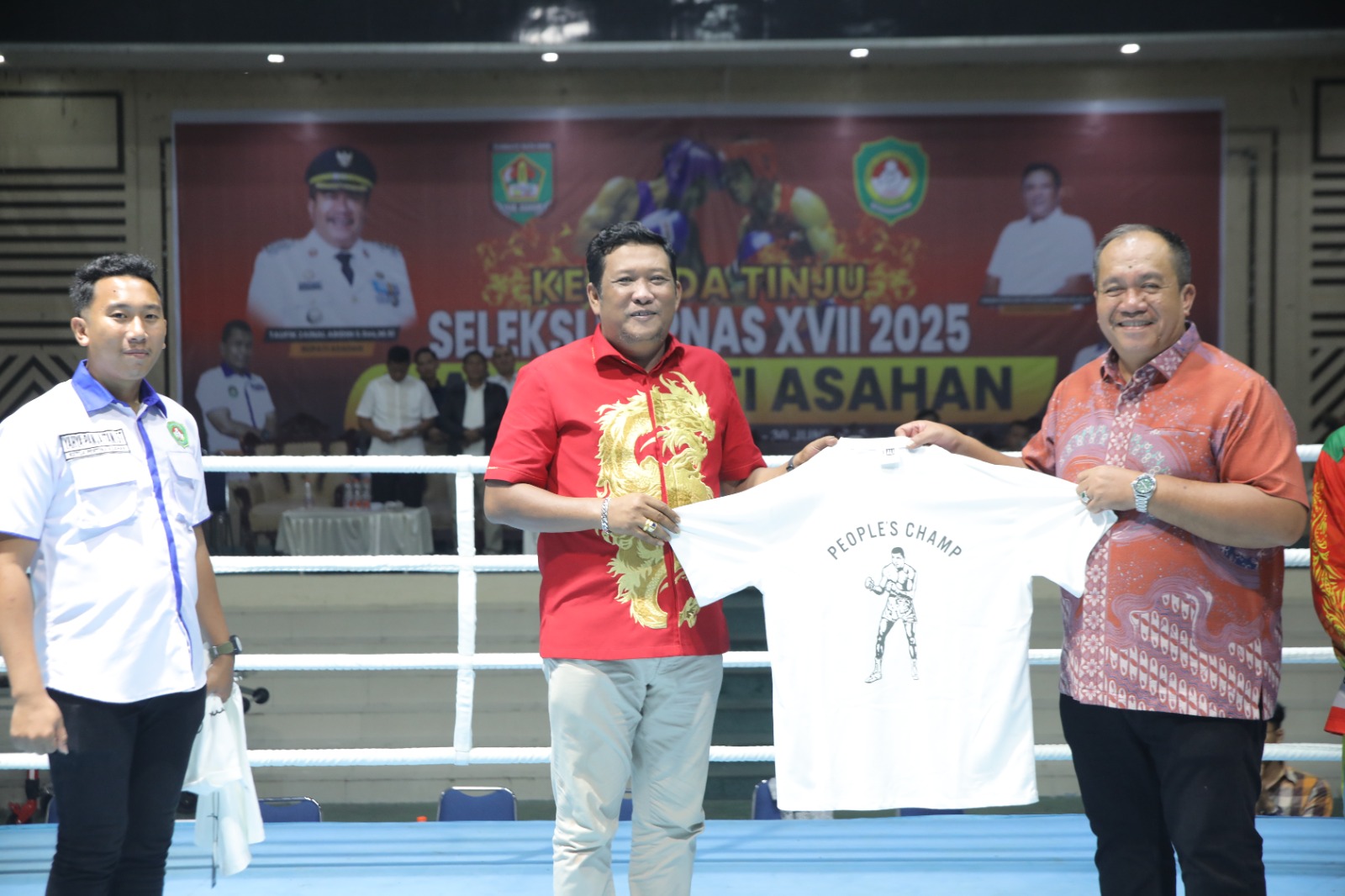 Bupati Asahan Taufik Zainal menyerahkan baju kepada atlet dan pengurus Pertina di Kejurda Tinju Seleksi PON XVII 2025, Minggu malam (29/6/2025).