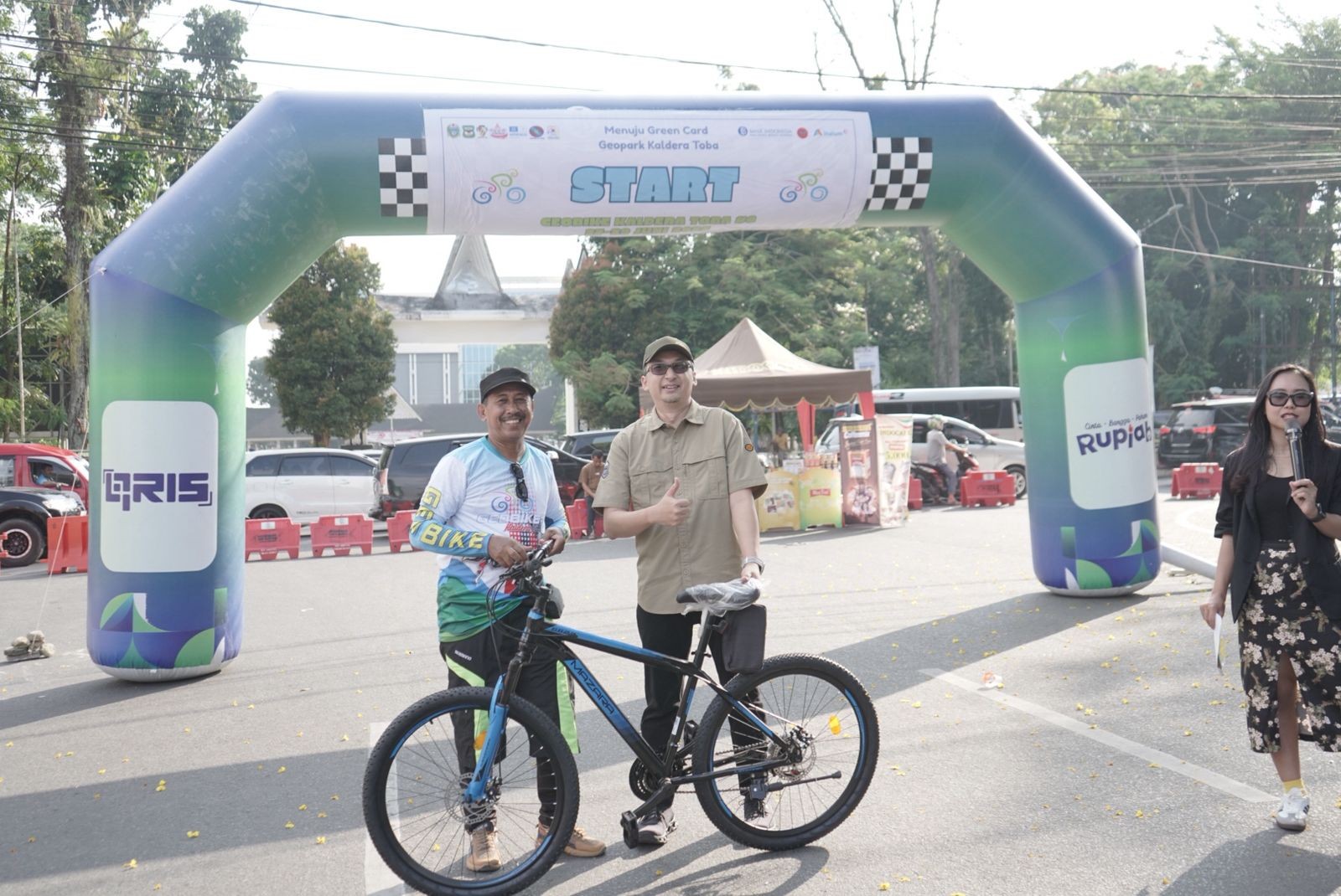 Peserta Geobike Kaldera Toba finish di Kota Pematangsiantar.