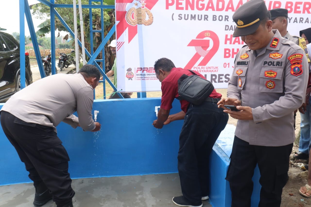 Penyerahan sumur bor kepada masyarakat Nagori Kahean Kecamatan Dolok Batunanggar.