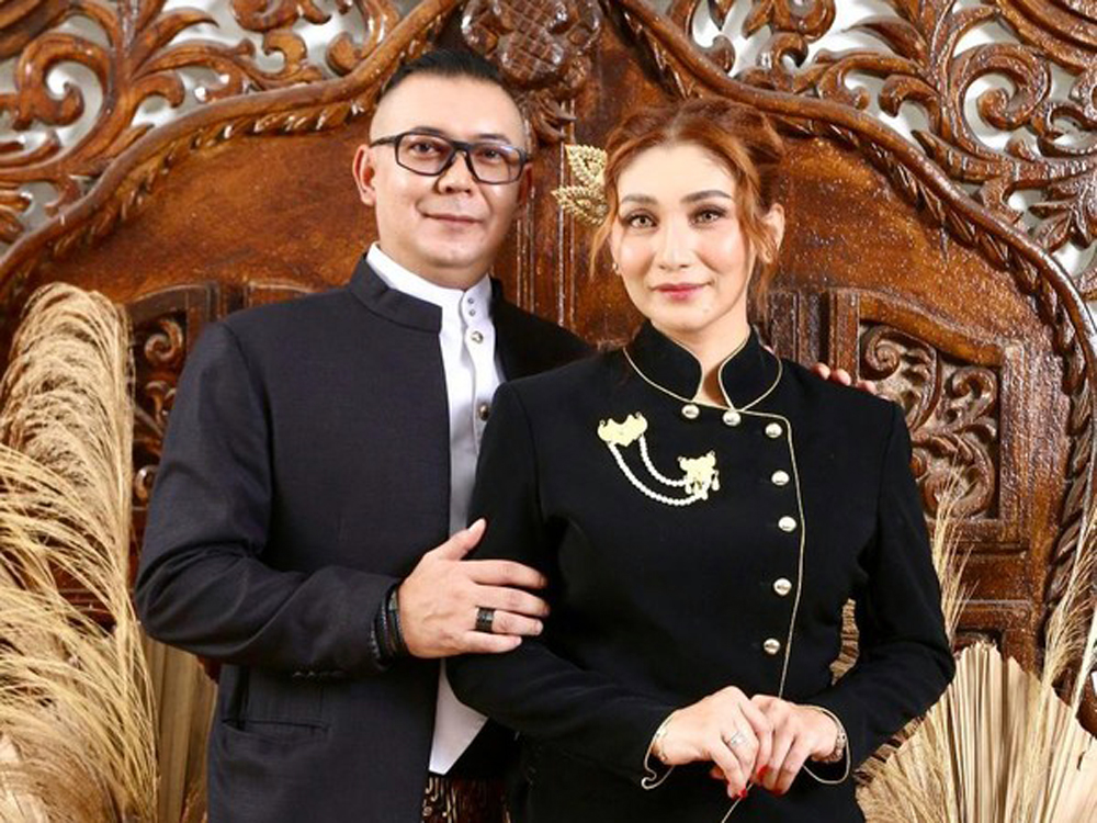 Baby Margaretha bersama suami.