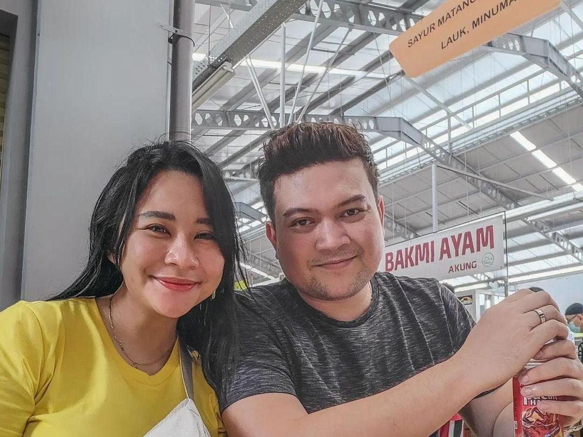 Chikita Meidy bersama suami.