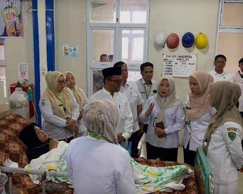 Wali Kota H Letnan Dalimunthe didampingi Direktur RSUD drg Susanti Lubis, saat kunjungan ke RSUD Padangsidimpuan.