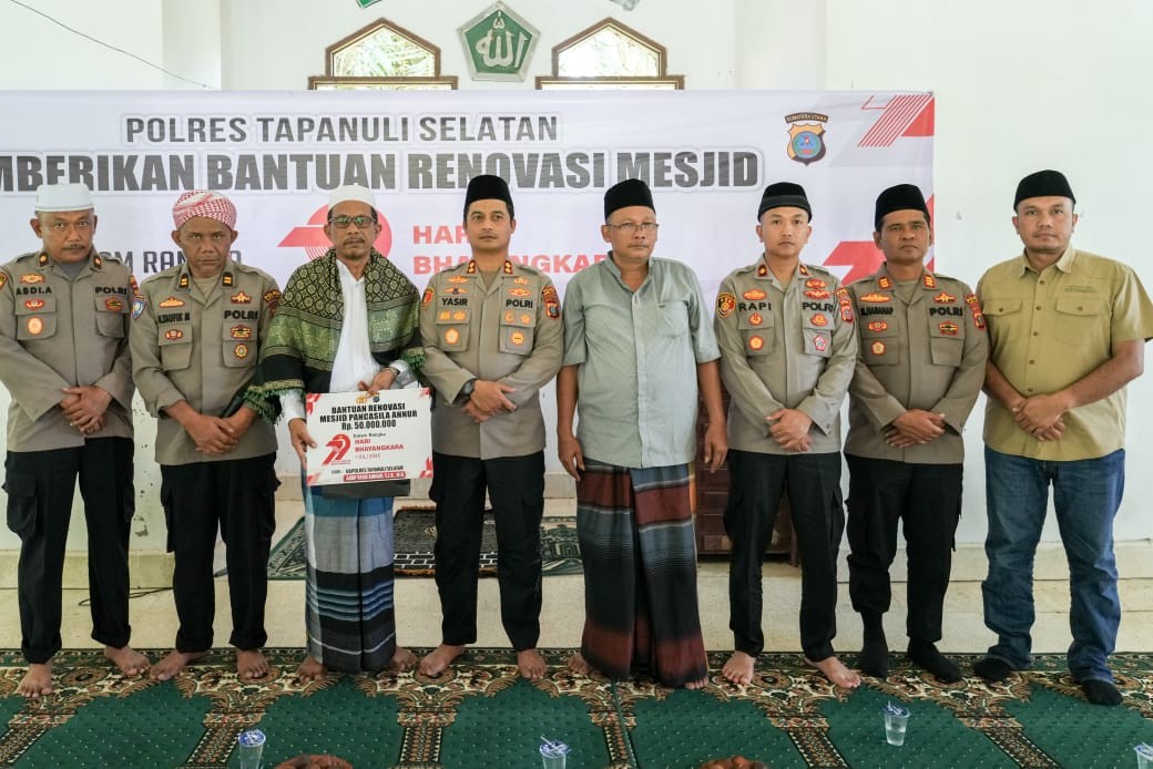 Kapolres Tapsel AKBP Yasir Ahmadi serahkan bantuan renovasi Mesjid dan Bansos senilai Rp 50 kepada Ponpes Darul Ulum Nabundong di Desa Gunung Tua Julu, Kecamatan Batang Onang, Paluta.
