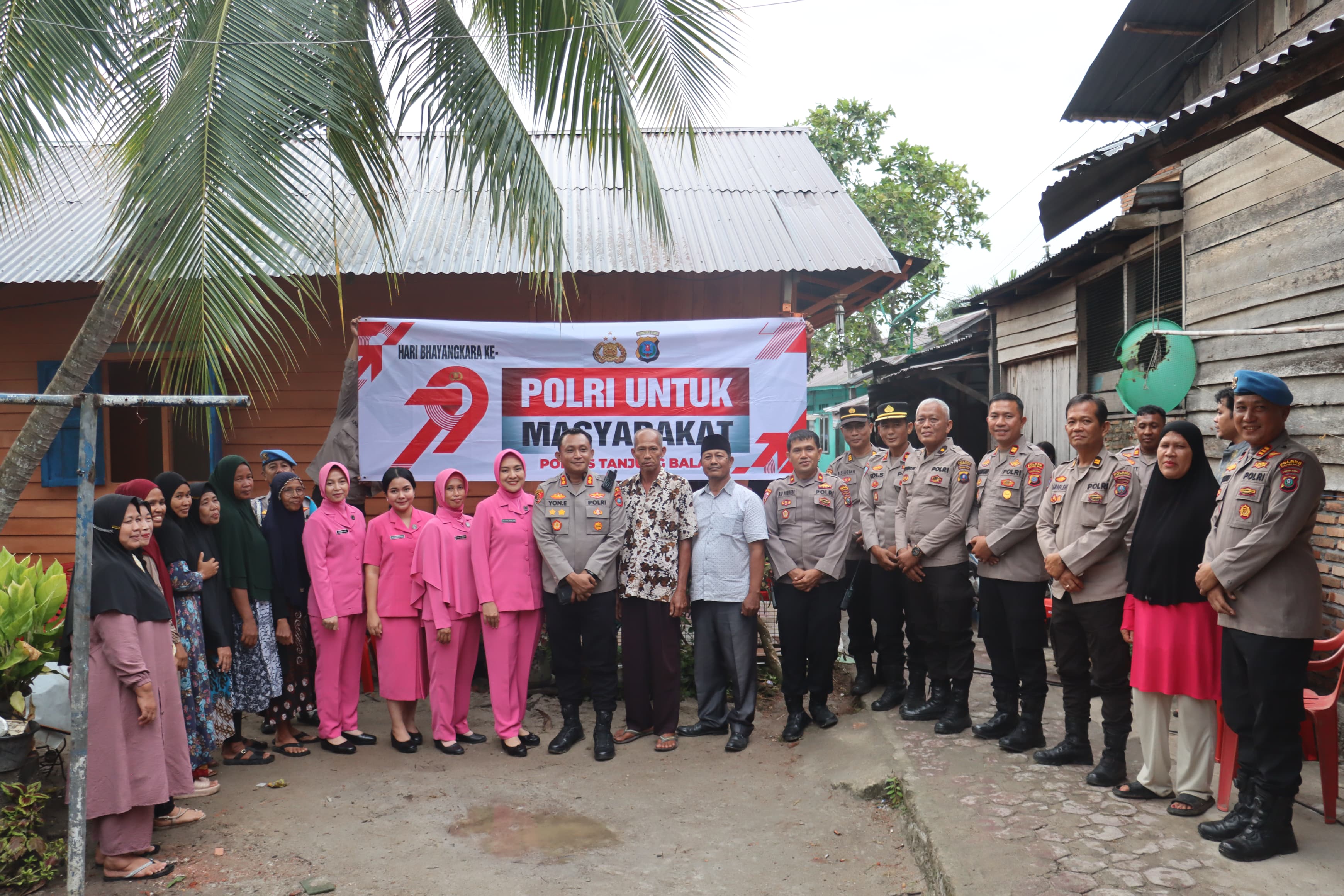 Kapolres Tanjungbalai, AKBP Yon Edi Winara bersama jajaran saat penyerahan bedah rumah warga.