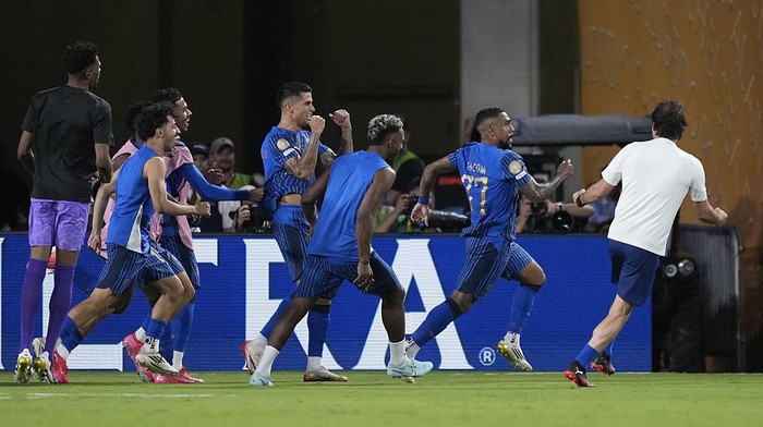 Pemain Al Hilal merayakan gol ke gawang Man City.