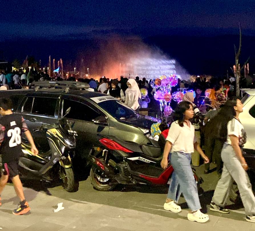 Kawasan Waterfront Pangururan yang ramai wisatawan saat libur Tahun Baru Islam.