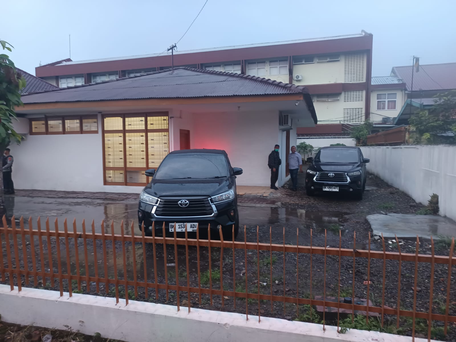 Suasana rumah dinas mantan Kadis PUPR Sumut, Topan Ginting, Jalan Busi Medan saat tim penyidik KPK sedang melakukan penggeledahan, Selasa sore (1/7/2025).