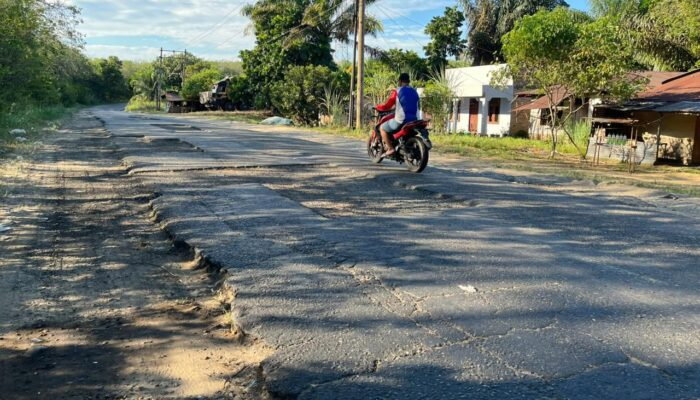 Jalan nasional Kotapinang&ndash;Gunung Tua di Kabupaten Labusel yang pengerjaannya terancam mangkrak.