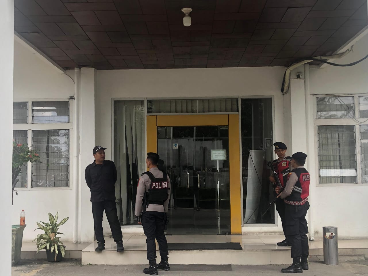 Penampakan personel Polrestabes Medan berjaga di depan kantor PUPR Sumut saat KPK geledah ruang kerja, Selasa (1/7/2025).