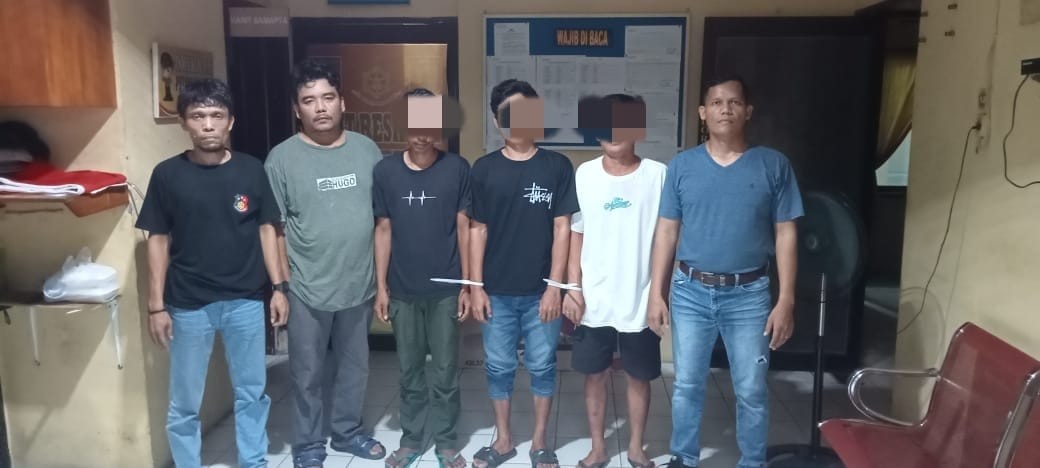 Tiga pelaku pengeroyokan yang berhasil ditangkap Polsek Siantar Martoba.