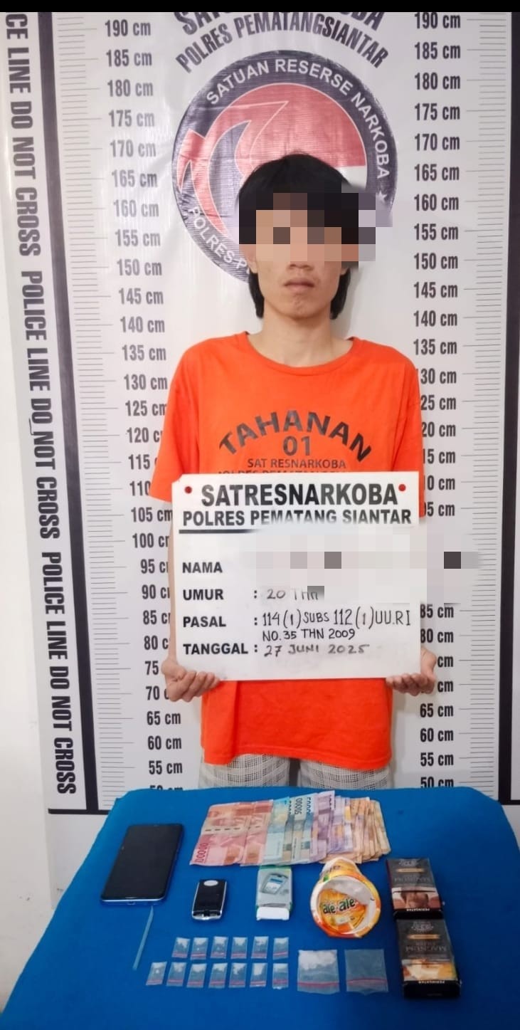 Tersangka NI alias A saat diamankan bersama barang bukti sabu oleh Satresnarkoba Polres Pematangsiantar.