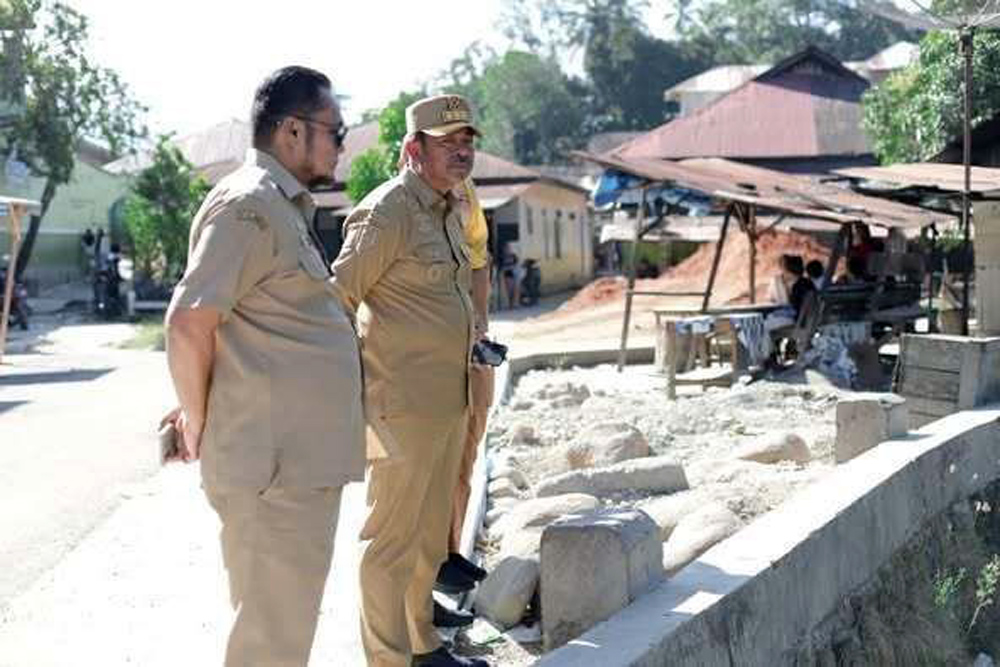 Bupati Madina H Saipullah Nasution saat meninjau kawasan Pasar Lama.