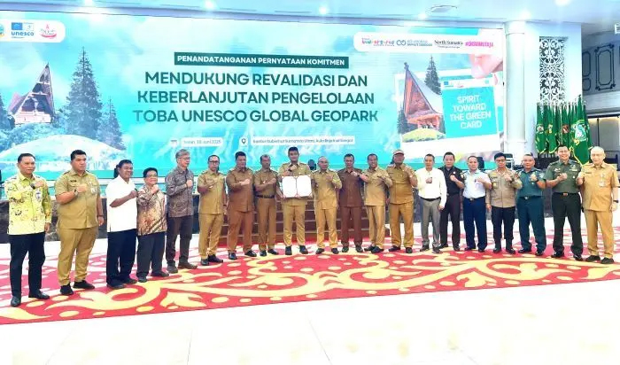 Bupati Taput, Dr Jonius Taripar Parsaoran Hutabarat saat menghadiri rapat persiapan revalidasi Toba Caldera.