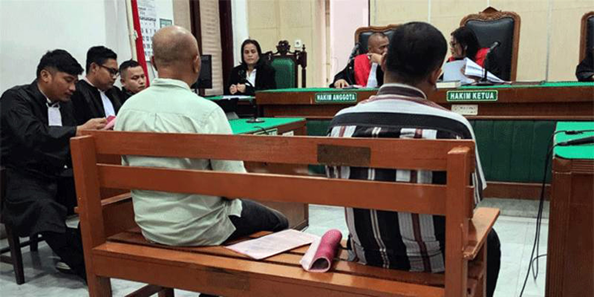 Dua terdakwa saat sidang kasus korupsi di Diskominfo Taput, digelar di PN Medan.