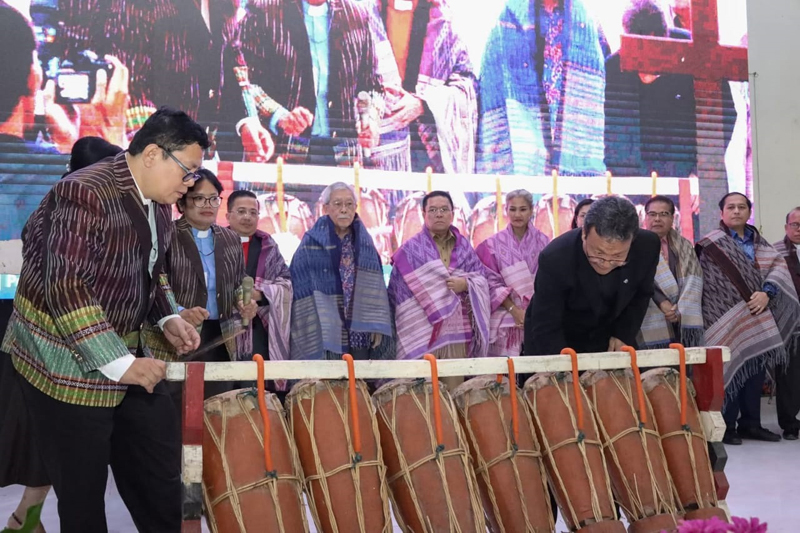 Ephorus GKPS Pdt Dr Deddy Fajar Purba bersama Sekjen Pdt Paul Ulrich Munthe PhD, memukul gong tanda dibuka Sinode Bolon Ke-46 GKPS, Selasa (1/7) sore di Balai Bolon GKPS Jalan Pdt J Wismar Saragih.