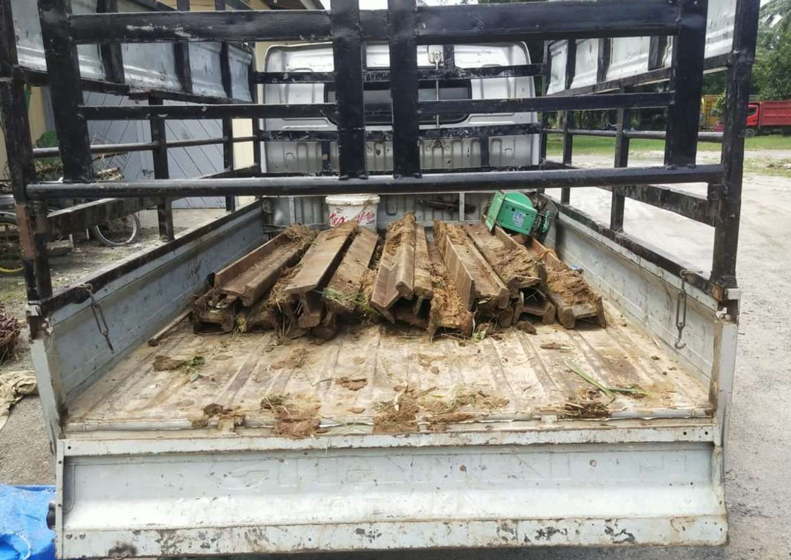 Barang bukti pencurian ballast stopper yang diamankan petugas Polsuska dan Polsek Pulau Raja, berupa 15 batang besi penahan rel, satu unit mobil pick up, dan satu buah timbangan.