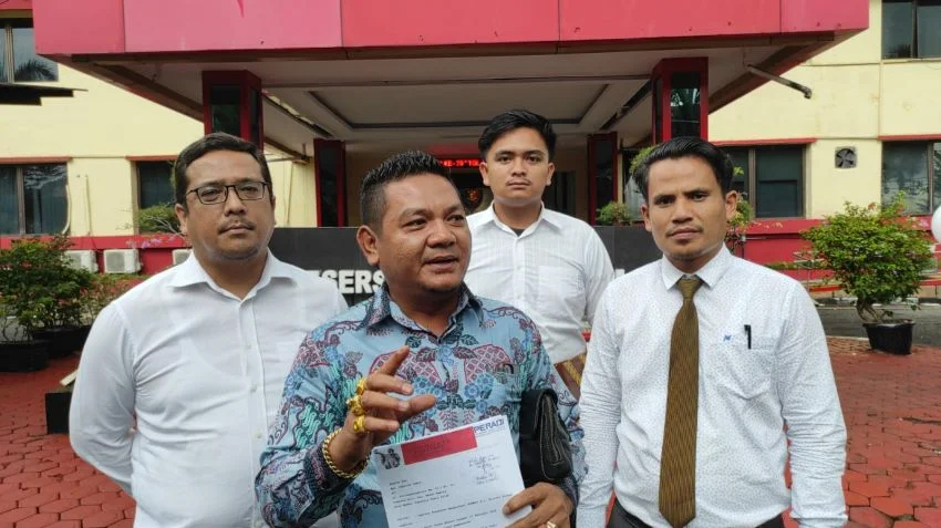 Kuasa hukum Aslinar Sinaga, Olsen Lumbantobing melaporkan tiga terduga yang melakukan penipuan bisnis jual beli kopi ke Polda Sumut.
