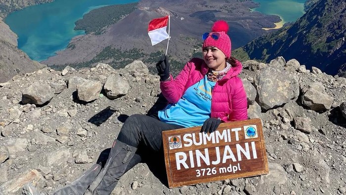 Ira Wibowo saat menaklukkan Gunung Rinjani.