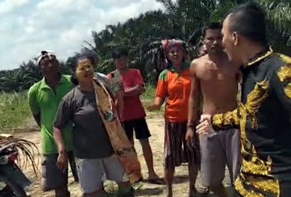 Pengacara nyaris diamuk massa bersenjata tajam berupa parang di Dusun III, Desa Saragih Barat Kecamatan Manduamas Kabupaten Tapanuli Tengah.
