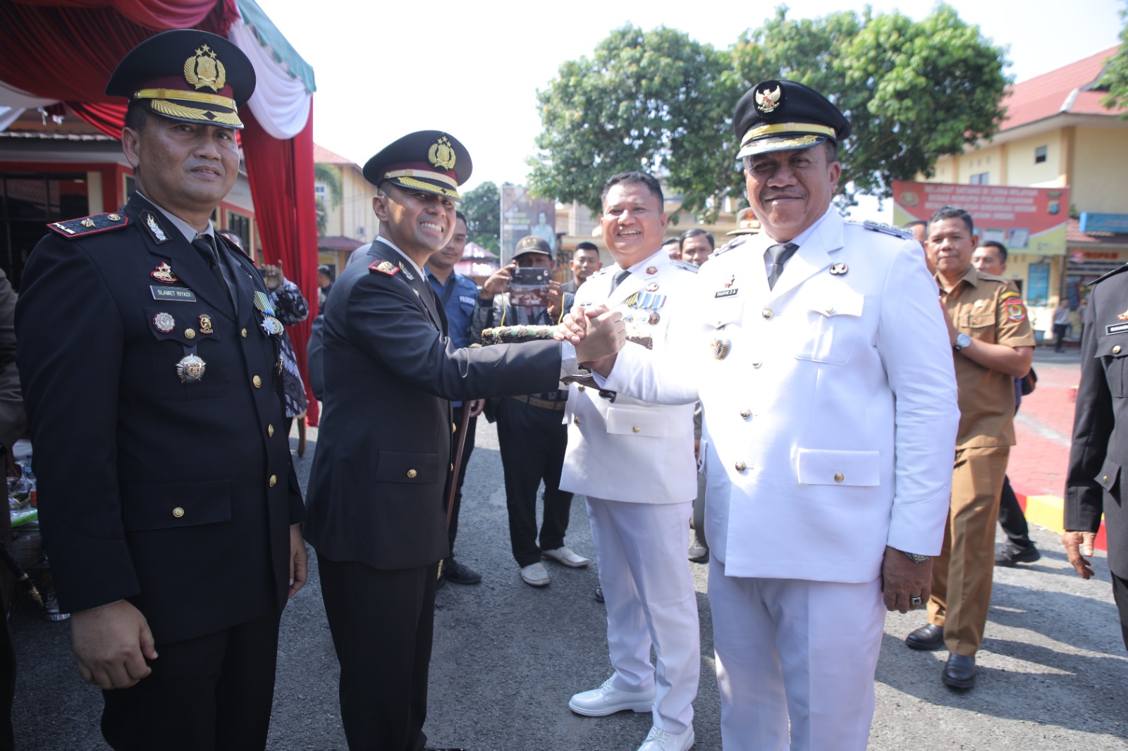 Bupati Asahan Taufik Zainal Abidin bersama Forkopimda menghadiri syukuran Hari Bhayangkara ke-79 di Aula Polres Asahan, Selasa (1/7/2025).