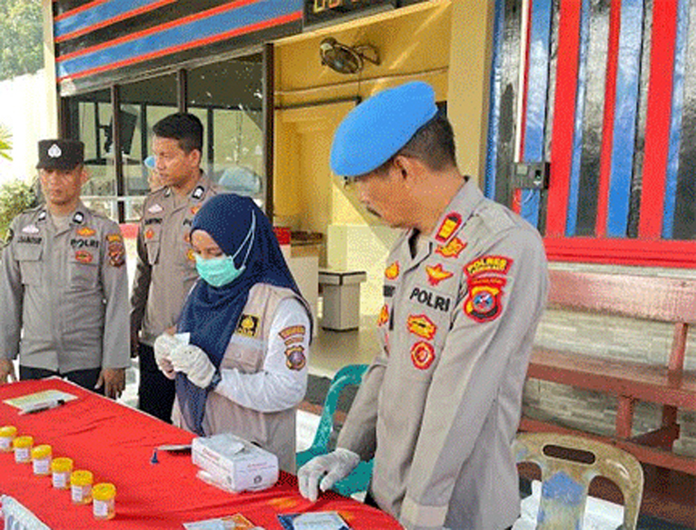 Personil Polres Labuhanbatu melaksanakan tes urine mendadak.
