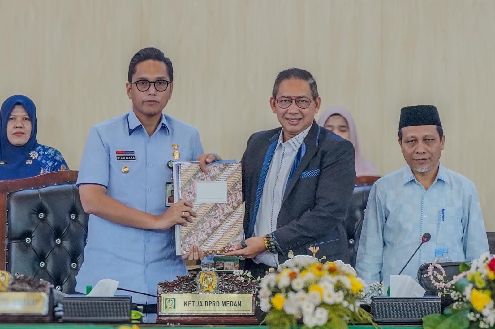 Wali Kota Medan Rico Tri Putra Bayu Waas bersama Ketua DPRD Medan Wong Chun Sen usai menandatangani persetujuan pencabutan Perda RDTR Kota Medan dalam rapat paripurna di Gedung DPRD Medan.